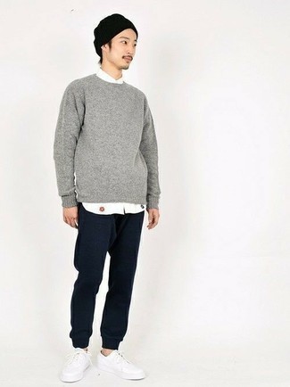 Как носить спортивные штаны с свитером с круглым вырезом мужчине