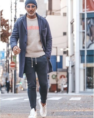 Как носить спортивные штаны с свитером с круглым вырезом мужчине