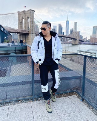 Как носить спортивные штаны с высокими кедами мужчине