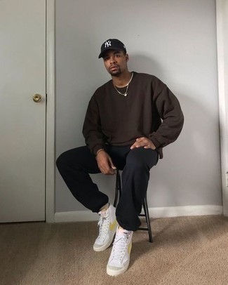 Как носить спортивные штаны с высокими кедами мужчине