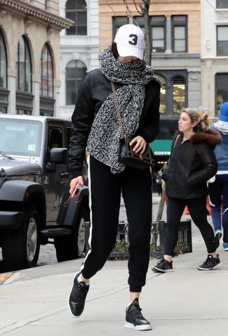 С чем носить спортивные штаны женщине в теплую погоду