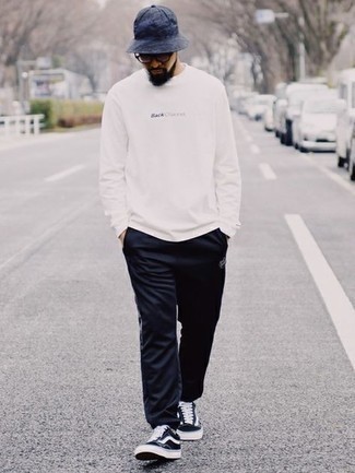 С чем носить спортивные штаны мужчине