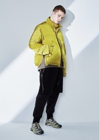 Как носить спортивные штаны с курткой-пуховиком мужчине