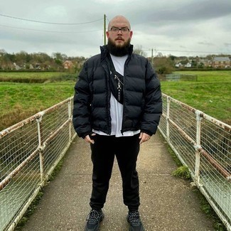 Как носить спортивные штаны с курткой-пуховиком мужчине