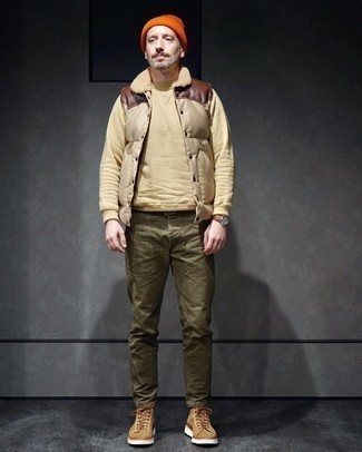 Как носить свитшот с повседневными ботинками мужчине