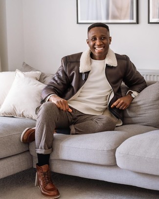 Как носить свитшот с повседневными ботинками мужчине