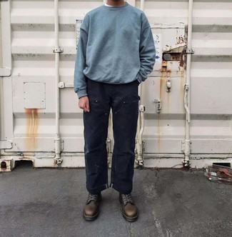 Как носить свитшот с повседневными ботинками мужчине