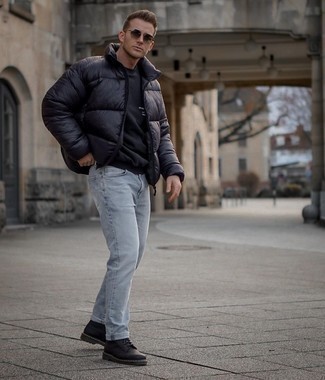 Как носить свитшот с повседневными ботинками мужчине