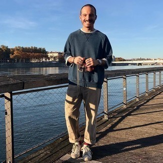 Как носить свитшот с джинсами мужчине