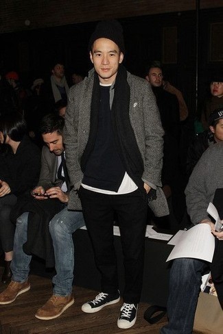 Как носить свитшот с длинным пальто