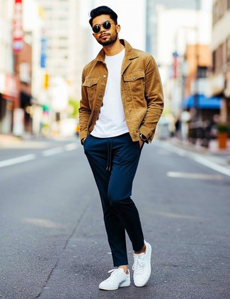 С чем носить футболку мужчине