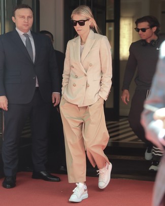 С чем носить футболку женщине