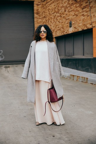 Какие свободные свитера носить с светло-коричневыми ботильонами