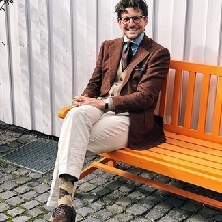 С чем носить светло-коричневые носки с ромбами мужчине