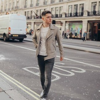 Какие косухи носить с светло-коричневыми кроссовками мужчине