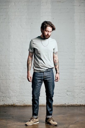 Какие джинсы носить с светло-коричневыми кроссовками мужчине