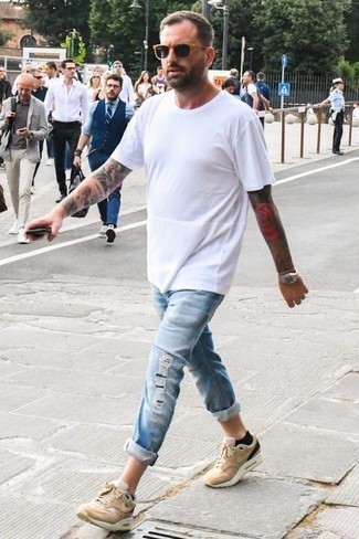 Какие джинсы носить с светло-коричневыми кроссовками мужчине