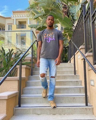 Какие джинсы носить с светло-коричневыми кроссовками мужчине