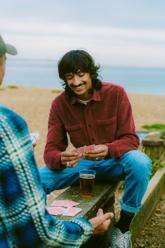 Какие джинсы носить с светло-коричневыми кроссовками мужчине