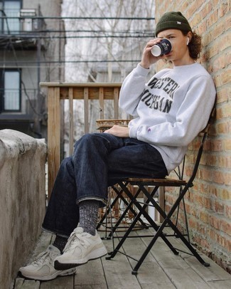 Какие джинсы носить с светло-коричневыми кроссовками мужчине