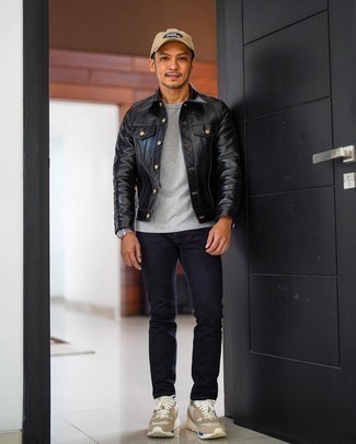 Какие джинсы носить с светло-коричневыми кроссовками мужчине