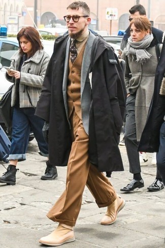 Какие дождевики носить с светло-коричневыми кроссовками мужчине