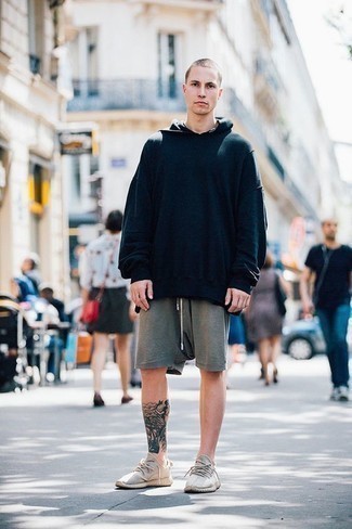 Какие шорты носить с светло-коричневыми кроссовками мужчине