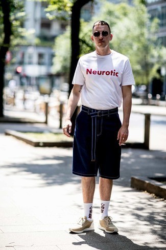 Какие шорты носить с светло-коричневыми кроссовками мужчине