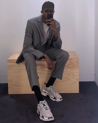 Какие костюмы носить с светло-коричневыми кроссовками