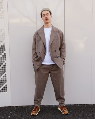 Какие костюмы носить с светло-коричневыми кроссовками