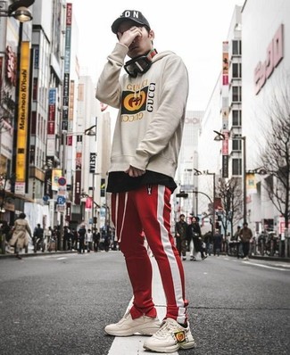 Какие спортивные штаны носить с светло-коричневыми кроссовками мужчине