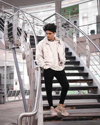 Какие спортивные штаны носить с светло-коричневыми кроссовками мужчине