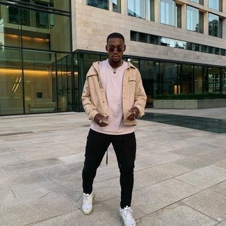 Какие спортивные штаны носить с светло-коричневыми кроссовками мужчине