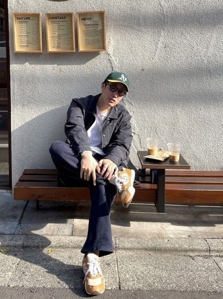 Какие спортивные штаны носить с светло-коричневыми кроссовками мужчине