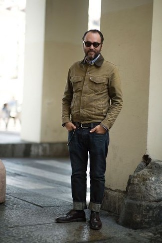 С чем носить светло-коричневую куртку с воротником и на пуговицах