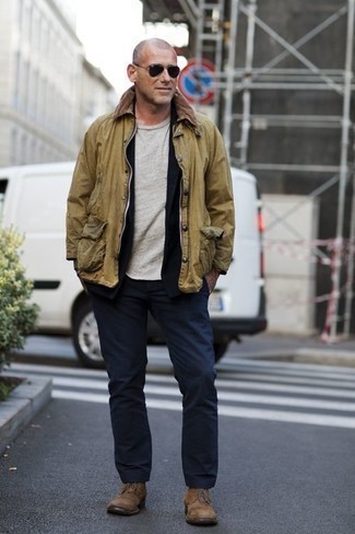 Как носить светло-коричневую куртку с воротником и на пуговицах с темно-синими брюками чинос