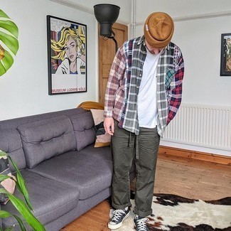 С чем носить светло-коричневую шапку мужчине