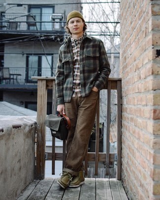 С чем носить светло-коричневую шапку мужчине