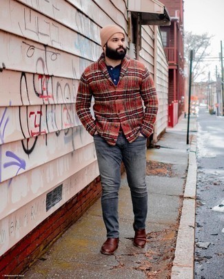 С чем носить светло-коричневую шапку мужчине