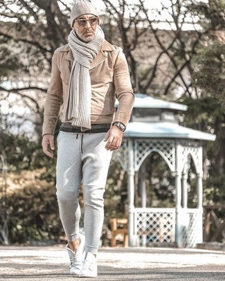 Какие спортивные штаны носить с светло-коричневой косухой мужчине