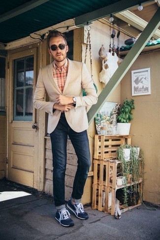 Какие кроссовки носить с светло-коричневым пиджаком мужчине