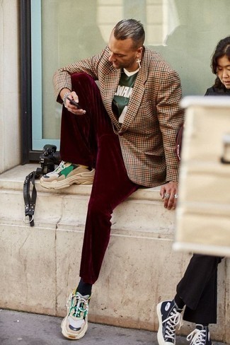 Какие кроссовки носить с светло-коричневым пиджаком мужчине