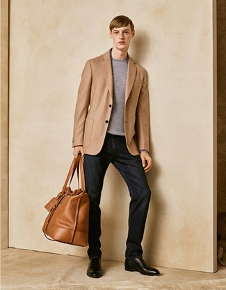 Как носить светло-коричневый пиджак с черными джинсами мужчине