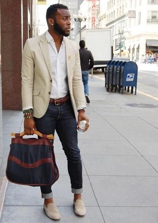 Как носить светло-коричневый пиджак с черными джинсами мужчине