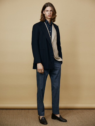 Как носить светло-коричневый пиджак с черными кожаными лоферами мужчине