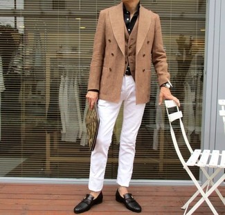 Как носить светло-коричневый пиджак с черными кожаными лоферами мужчине