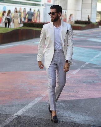 Как носить светло-коричневый пиджак с черными кожаными лоферами мужчине