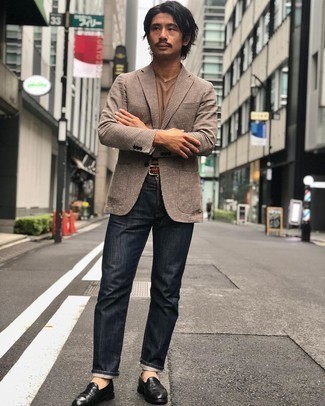 Как носить светло-коричневый пиджак с черными кожаными лоферами мужчине