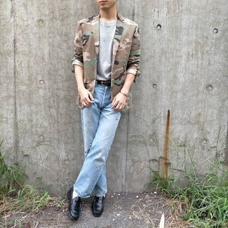 Как носить светло-коричневый пиджак с черными кожаными лоферами мужчине