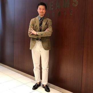 Как носить светло-коричневый пиджак с черными кожаными лоферами мужчине